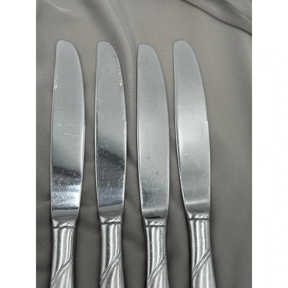Set of 4 FOUR Oneida RISOTTO‎ Dinner Knives 9 1/4